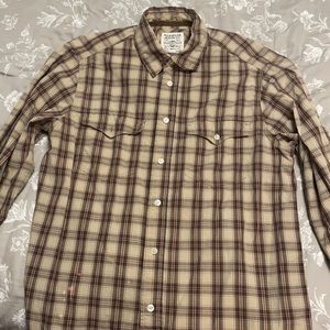 Men’s Size Medium Wrangler Brand Button Up Plaid Long Sleeve Shirt. Slight Mark.